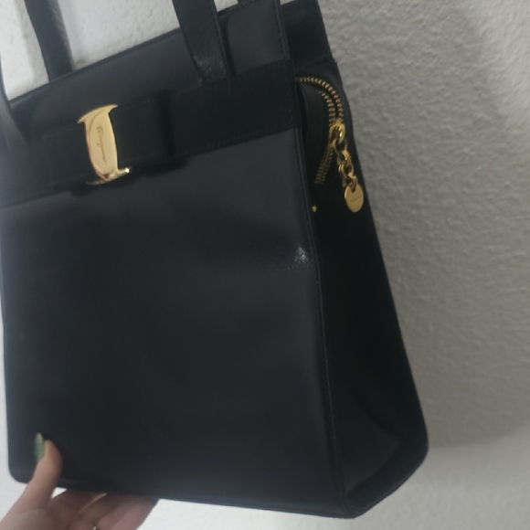 Salvatore Ferragamo Elegant Vera Bow Black & Gold Shoulder Bag (EUC)(COA)✨️🖤✨️ - Picture 7 of 16